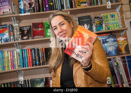 Formby, Southport, Merseyside UK. 14 mars, 2015. Signature de livre Tapia-Bowes Sally-Anne à Formby Books. Tapia-Bowes Sally-Anne a obtenu son diplôme à l'Université Hope avec un diplôme en littérature anglaise et l'art contemporain. Elle est une ancienne employée de Pearson Casterman ayant travaillé comme un examinateur principal pour G.C.S.E. La littérature anglaise et l'examinateur en chef pour I.G.C.S.E. La littérature anglaise. Sa mère est son premier roman du crime aux suites son père et leurs parents à suivre. Thèmes de la série sont les familles dysfonctionnelles, de la santé mentale, la perte et le regret. Banque D'Images