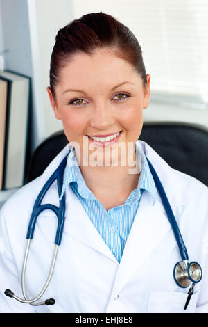 Happy female doctor smiling at the camera Banque D'Images