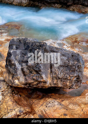 Ruisseau Tokumm avec roches colorées. En Canyon. Kooteny National Park, Canada Banque D'Images