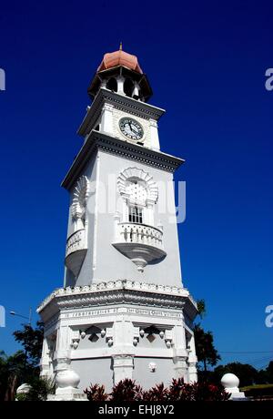 Georgetown, Malaisie : le jubilé de diamant de la reine Victoria 1897 Tour de l'horloge couronnée par une coupole octogonale et base Banque D'Images