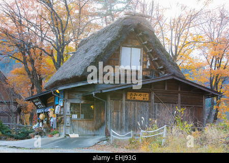 SHIRAKAWA, JAPON - NOV 24 : l'ancien japonais hut le Nov 24, 2012 dans Village historique de Shirakawa-go. La photo souvenir est sh Banque D'Images