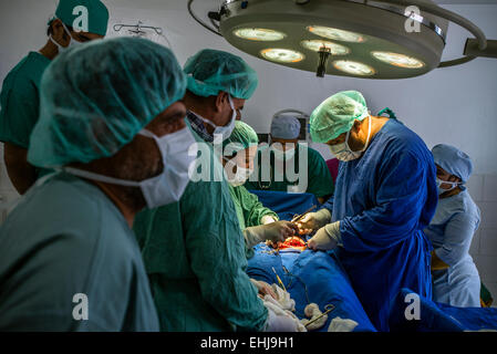 La chirurgie gynécologique à l'hôpital central de la Société afghane du Croissant-Rouge, Kaboul, Afghanistan Banque D'Images