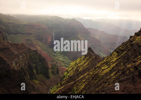 (Waipoo Cascade Falls) dans le Canyon de Waimea, Kauai, Hawaii, USA Banque D'Images