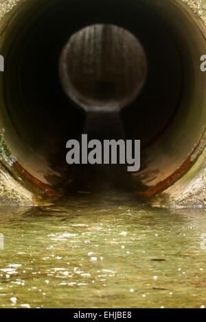 Canal de drainage de l'eau sur le trou noir Banque D'Images