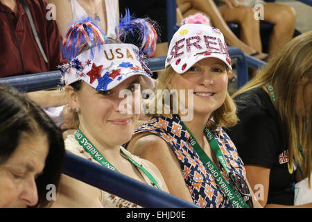 Indian Wells, le 13 mars, 2015 Fans de montrer leur appui pour Serena Williams américain alors qu'elle bat Monica Niculescu (Roumanie) dans le simple dames 2ème série au BNP Paribas Open (score 7-5 7-5). Credit : Lisa Werner/Alamy Live News Banque D'Images