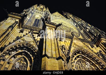 Prague. La cathédrale Saint-Guy à l'obscurité. Banque D'Images