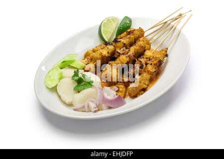 Satay de poulet, sauce aux arachides, brochette indonésienne traditionnelle isolé sur fond blanc Banque D'Images