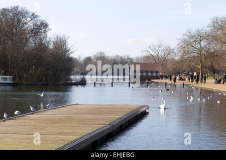 Passerelle sur la station d'en serpentine London England Banque D'Images