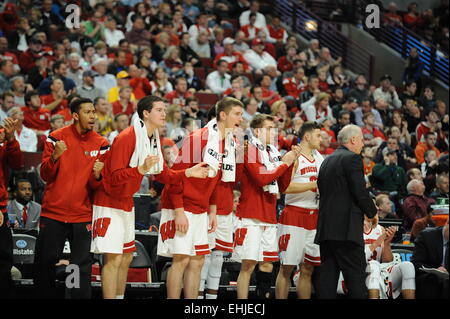 Chicago, Illinois, USA. 14Th Mar, 2015. Wisconsin Badgers banc cheers pour son équipe après une faute appelée au premier semestre 2015 au cours du grand tournoi de basket-ball de dix hommes match entre le Wisconsin Badgers et le Purdue Boilermakers au United Center de Chicago, IL. Patrick Gorski/CSM/Alamy Live News Banque D'Images