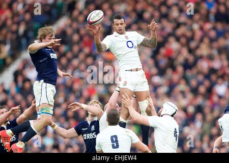 London, UK. 14Th Mar, 2015. 6 Nations Championnat International de Rubgy. L'Angleterre contre l'Ecosse. Blocage de Courtney Lawes Angleterre gagne une line out. Credit : Action Plus Sport/Alamy Live News Banque D'Images