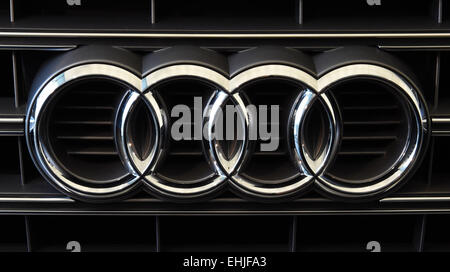 Le logo Audi de quatre anneaux entrelacés sur la grille d'une Audi SQ 5, à l'Audi Forum l'aéroport de Munich, Munich, Allemagne, le 8 mars 2015. Photo : Felix/Hoerhager dpa - PAS DE FIL - SERVICE Banque D'Images