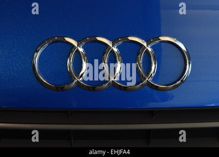 Le logo Audi de quatre anneaux entrelacés sur la grille d'une Audi R8, à l'Audi Forum l'aéroport de Munich, Munich, Allemagne, le 8 mars 2015. Photo : Felix/Hoerhager dpa - PAS DE FIL - SERVICE Banque D'Images