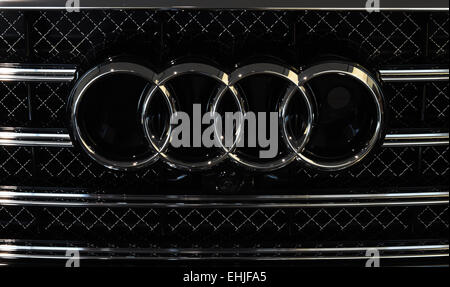 Le logo Audi de quatre anneaux entrelacés sur la grille d'une Audi A8LW, à l'Audi Forum l'aéroport de Munich, Munich, Allemagne, le 8 mars 2015. Photo : Felix/Hoerhager dpa - PAS DE FIL - SERVICE Banque D'Images