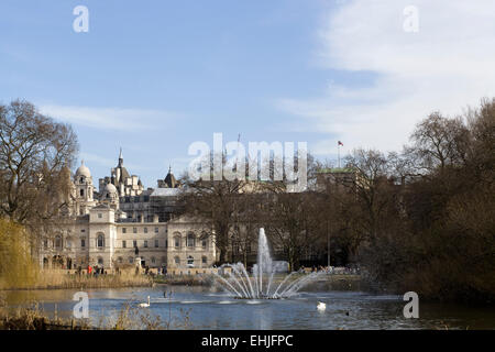 Fontaine en face de Horse Guards Parade Ground London Banque D'Images