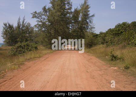 Chemin de terre poussiéreux,rouge,Phu Quoc Island, Vietnam, Banque D'Images