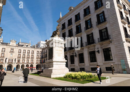 SANTANDER, ESPAGNE - 10 mars 2015 : Santander statue érigée à la mémoire de Pedro Velarde. La statue est une inscription qui dit : Banque D'Images