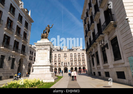 SANTANDER, ESPAGNE - 10 mars 2015 : Santander statue érigée à la mémoire de Pedro Velarde. La statue est une inscription qui dit : Banque D'Images