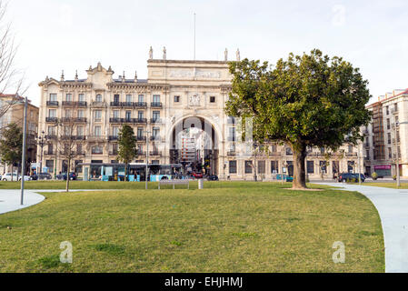 SANTANDER, ESPAGNE - 10 mars 2015 : vue sur le bâtiment monumental de la Banco de Santander avec arc géant à l'intérieur Banque D'Images