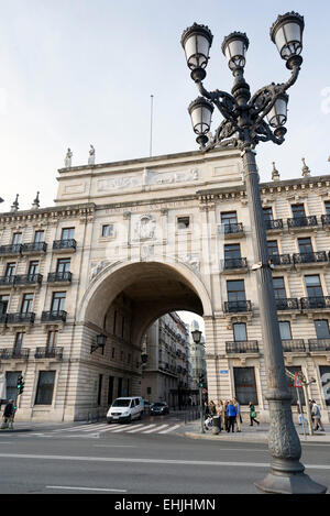 SANTANDER, ESPAGNE - 10 mars 2015 : vue sur le bâtiment monumental de la Banco de Santander avec arc géant à l'intérieur Banque D'Images