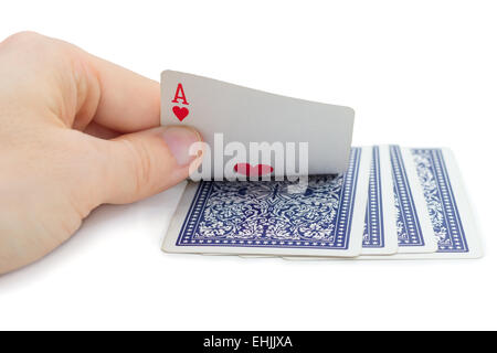 Man holding et jeter une carte à jouer (l'as de coeur), quatre autres cartes sur table retour vers le haut, isolé sur fond blanc Banque D'Images