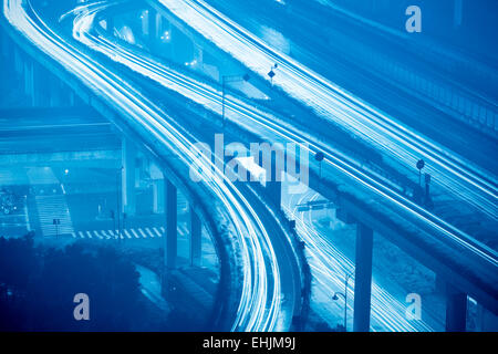 Gros plan des sentiers de lumière sur le pont-de-mouton Banque D'Images