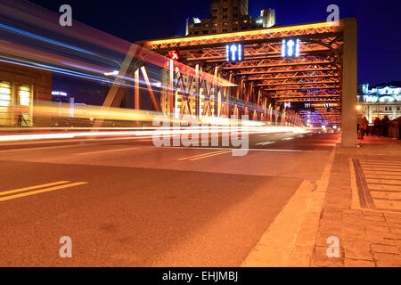 Des sentiers de lumière sur le pont de jardin à Shanghai Banque D'Images