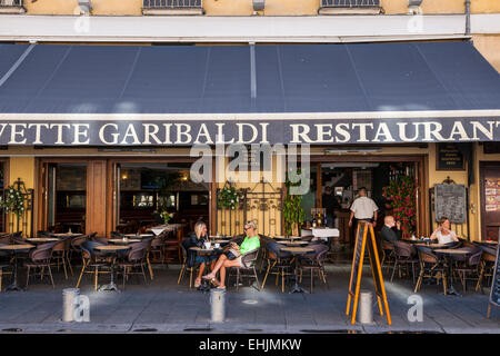 NICE, FRANCE - 2 octobre 2014 : People relaxing on patio de Civette Garibaldi restaurant à Place Garibaldi place historique. Banque D'Images