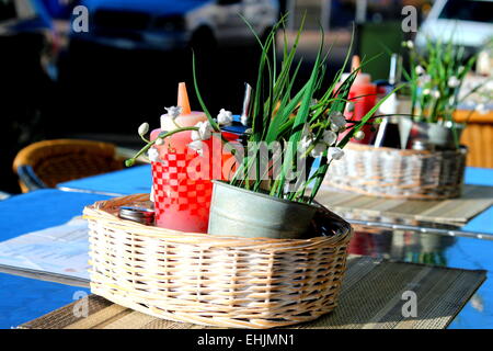 Les Condiments dans un panier sur une table de café. Banque D'Images