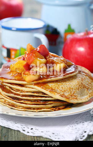 Crêpes de seigle avec des pommes. Banque D'Images