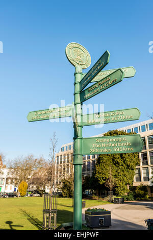 Un panneau dans l'Imperial Gardens de Cheltenham, Gloucestershire pointant vers les villes qui sont jumelées avec Cheltenham dans le monde entier Banque D'Images