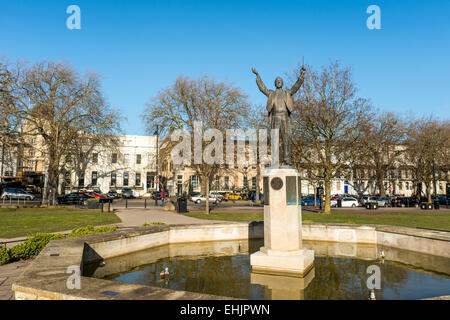 Statue de la musique compositeur Gustav Holst dans les jardins impériaux, Cheltenham, UK. Holst a été un résident de la ville. Banque D'Images