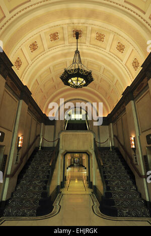 Vue de l'intérieur de l'entrée nord de l'hôtel Fairmont Peace Hotel dans le Bund, Shanghai, Chine Banque D'Images