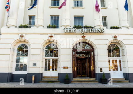 L'hôtel Queen's à Cheltenham est un bâtiment historique sur la promenade sur le modèle des temples de Jupiter à Rome Banque D'Images