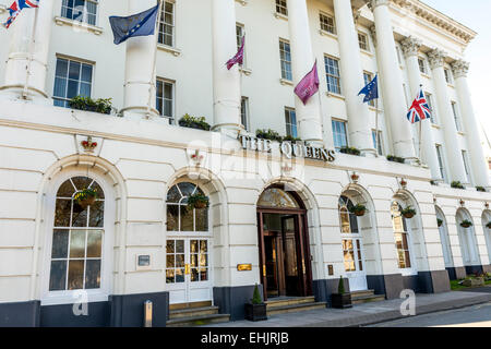 L'hôtel Queen's à Cheltenham est un bâtiment historique sur la promenade sur le modèle des temples de Jupiter à Rome Banque D'Images