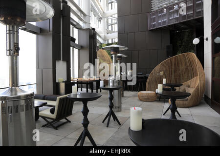 Le bar sur le toit-terrasse de Tokyo à partir de la suite d'Andaz Tokyo Toranomon Hills Hotel, Tokyo, Japon Banque D'Images