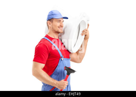 Homme portant un plombier toilettes et tenant un plongeur isolé sur fond blanc Banque D'Images