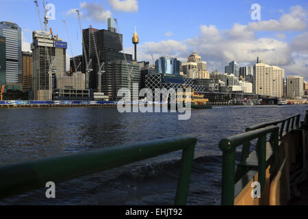 L'avis de Cockle Bay Wharf et Sydney Central Business District d'un ferry-boat à Cockle Bay. Sydney, Australie Banque D'Images