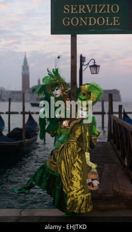 Les gens qui portent des costumes élaborés et des masques, Carnaval de Venise, Italie Banque D'Images