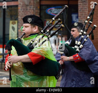 Deux pipers en le William Sutherland Reid Pipes and Drums Band vêtus de ponchos de pluie colorées plus ancien clan écossais tartan Sutherland jouer de la cornemuse en marchant sur la rue principale dans le 36e congrès annuel Lexington Alltech Parade de la Saint Patrick le Samedi, Mars 14, 2015 à Lexington, Kentucky, USA. Constituée en 1975, l'hôtel Lexington Pipe Band, le nom du groupe a été modifié en 1993 pour rendre hommage à son fondateur. Apex (MediaWire Photo de Billy Suratt) Banque D'Images