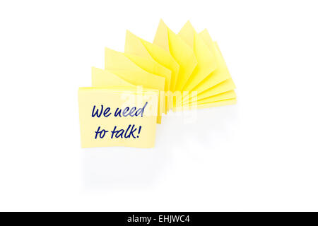Yellow sticky note sur le bloc avec le message nous avons besoin de parler Banque D'Images