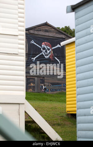 Tête de mort Pirate murale sur Beach Hut en Angleterre Whitstable Banque D'Images