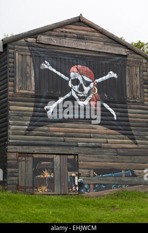 Tête de mort Pirate murale sur Beach Hut en Angleterre Whitstable Banque D'Images