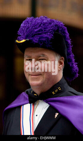 Un quatrième degré, membre des Chevaliers de Colomb de John A. Mueller Lexington Blue Grass Council 762 portant la cape pourpre et chapeau d'un commandant de l'Assemblée sourit en marchant dans le 36e congrès annuel Lexington Alltech Parade de la Saint Patrick le Samedi, Mars 14, 2015 à Lexington, Kentucky, USA. Fondée aux États-Unis en 1882, les Chevaliers de Colomb est la plus importante organisation catholique service fraternel. Apex (MediaWire Photo de Billy Suratt) Banque D'Images