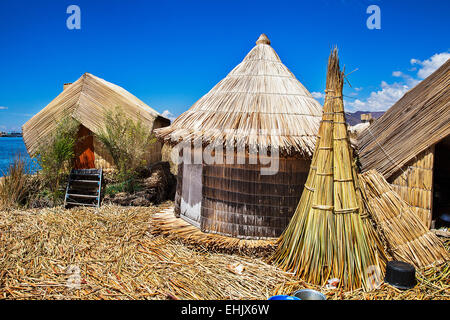 Près de la ville de Puno sur les rives du lac Titicaca, les visiteurs peuvent voir les îles Uros et les villageois qui y vivent. Banque D'Images