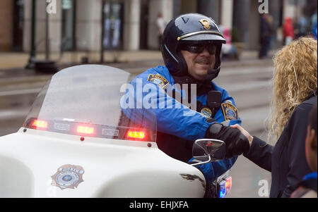 Une moto de police non identifiés Lexington direction serre la main d'une femme le long de l'itinéraire du défilé de la 36e assemblée annuelle Lexington Alltech Parade de la Saint Patrick le Samedi, Mars 14, 2015 à Lexington, Kentucky, USA. Le défilé a été présenté conjointement par le gouvernement du comté de Lexington-Fayette Urban Division des parcs et loisirs, l'Association et le Celtic Lexington Bluegrass La société irlandaise. Apex (MediaWire Photo de Billy Suratt) Banque D'Images