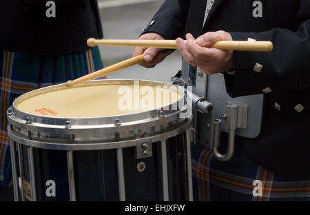 Un batteur de vêtements traditionnels Scottish Tartan des marches à la 36e assemblée annuelle Lexington Alltech Parade de la Saint Patrick le Samedi, Mars 14, 2015 à Lexington, Kentucky, USA. Le défilé a été présenté conjointement par le gouvernement du comté de Lexington-Fayette Urban Division des parcs et loisirs, l'Association et le Celtic Lexington Bluegrass La société irlandaise. Apex (MediaWire Photo de Billy Suratt) Banque D'Images