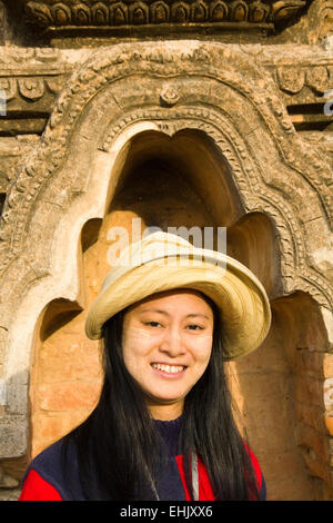 À la Pagode Shwesandaw touristiques Bagan Myanmar Banque D'Images