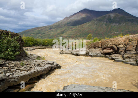 Une rivière dans la vallée de 10 000 fume, Katmai National Park, Alaska Banque D'Images