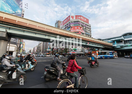 Le Fuxing-Zhongxiao occupé dans l'Est de l'intersection de Taipei Shopping district, avec la ville moderne de la voie surélevée Banque D'Images