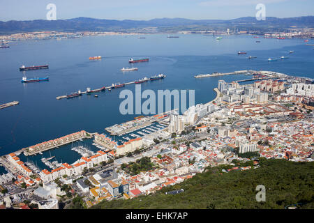 Vue aérienne sur la ville et sur la baie de Gibraltar. Banque D'Images